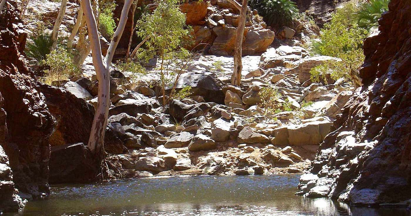 Serpentine gorge to mount sonder