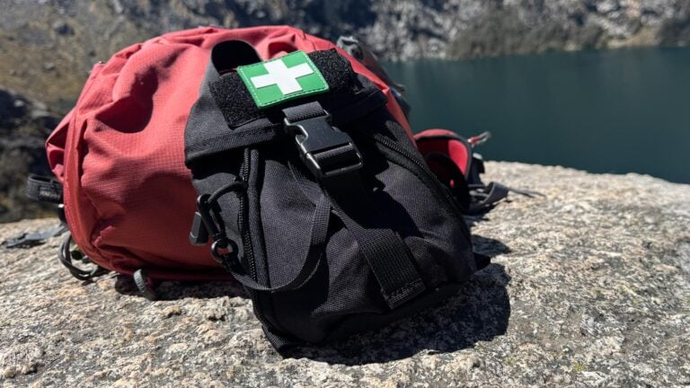 How to build a practical survival kit for hiking: essential items for outdoor safety