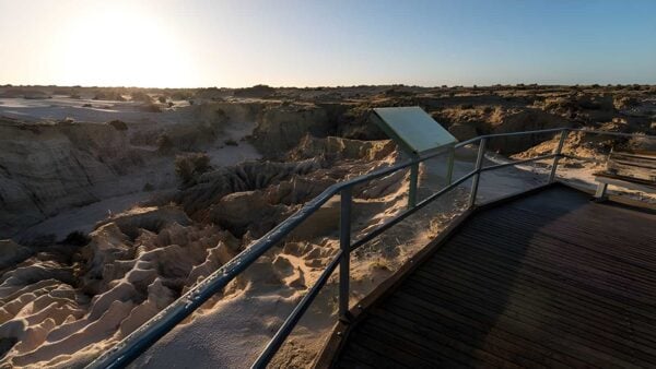 Red Top Lookout & Boardwalk (100m) Red top lookout & boardwalk (100m)