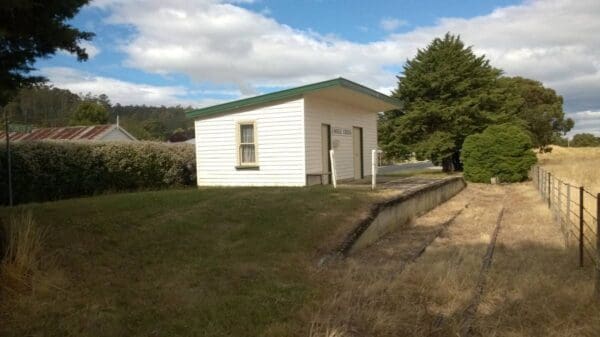 Sensation Gorge Falls Walk (500 m) Mole creek 600x337