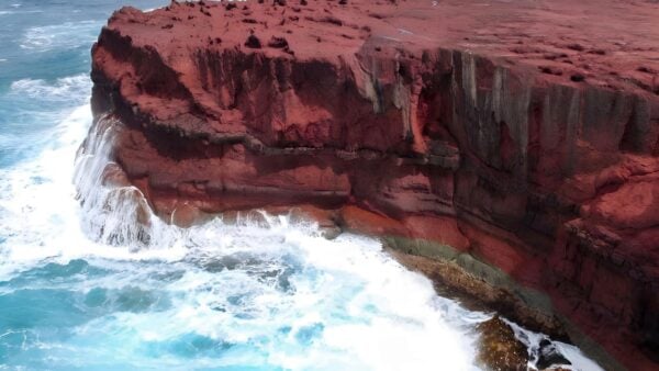 Mowarry Bay to Red Cliffs Hike (8.8km) Mowarry bay to red cliffs hike (8. 8km)