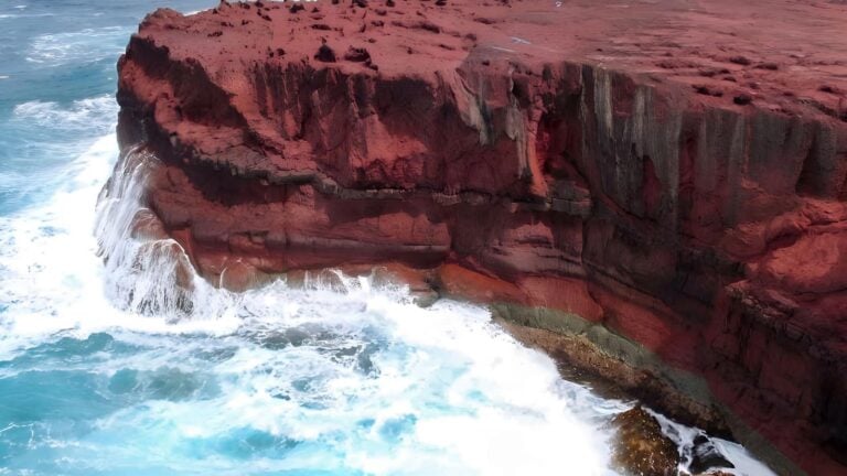 Mowarry Bay to Red Cliffs Hike (8.8km) Mowarry bay to red cliffs hike (8. 8km)