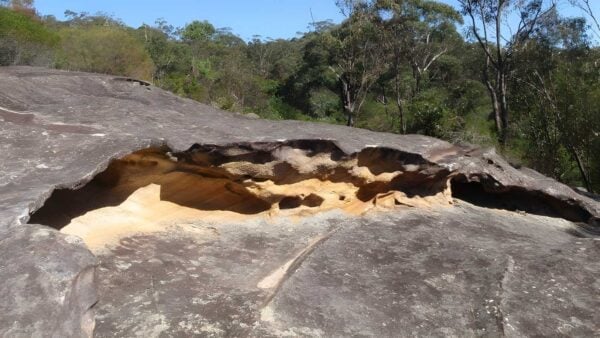 Refuge Rock & Natural Arch Walk (1.4km) Refuge rock & natural arch walk (1. 4km)