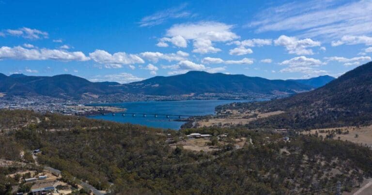 Clarence Foreshore Trail: Geilston Bay to Lindisfarne Walk (3.5km) Geilston bay 768x403