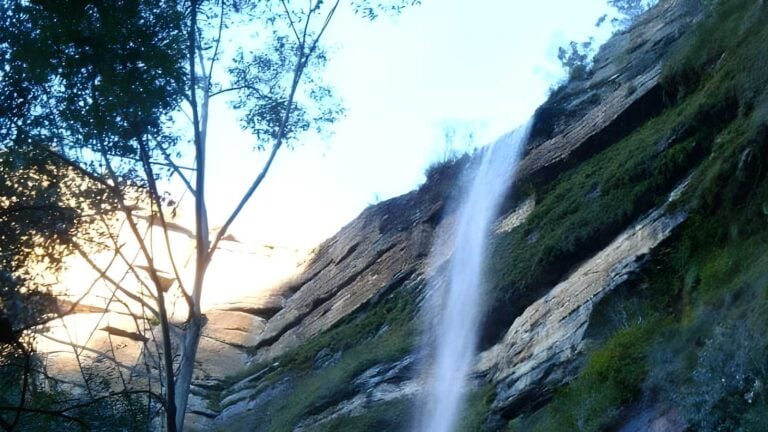 Govetts Leap Descent Walk (1.2km) Govetts leap descent walk (1. 2km)