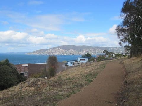 Clarence Foreshore Trail: Kangaroo Bay to Bellerive Beach Walk (2.5km) Rosny hill circuit track