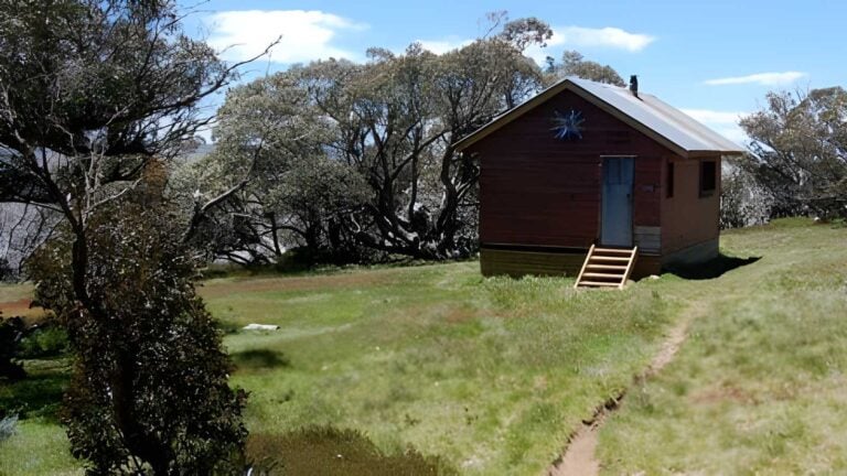 Derrick hut via mount loch hike (10km)