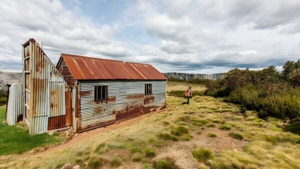 Round Mountain Hut Walking Track (4km) Round mountain hut walking track (4km)