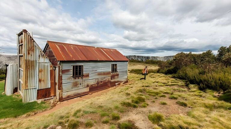 Round Mountain Hut Walking Track (4km) Round mountain hut walking track (4km)