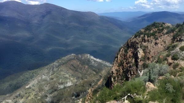 Eagle Peaks & Eight Mile Gap Hike (13.7km) Eagle peaks & eight mile gap hike (13. 7km)