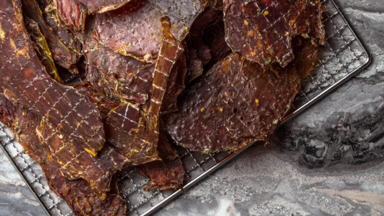 Dehydrating meat for hiking: safety, preparation and storage