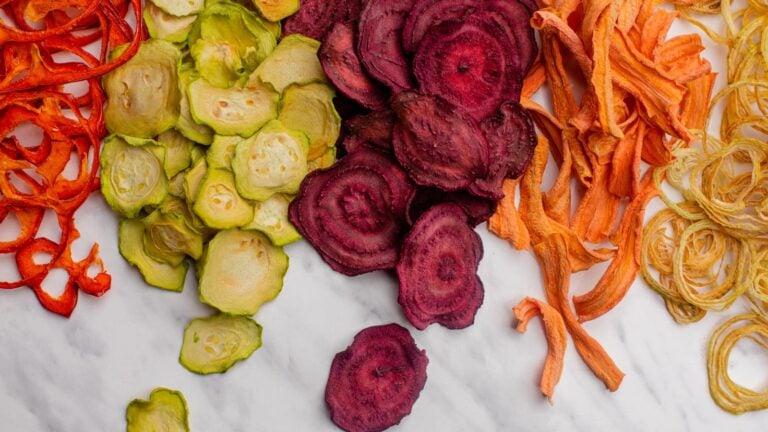 Dehydrating vegetables for hiking: preparation, drying and storage