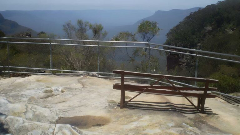Solitary restaurant to jamieson lookout walk (300m)