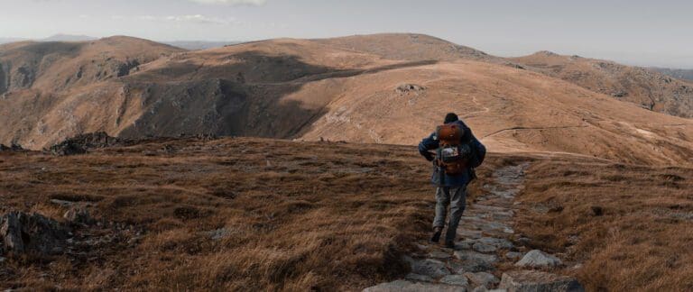 What factors influence calorie burn while hiking