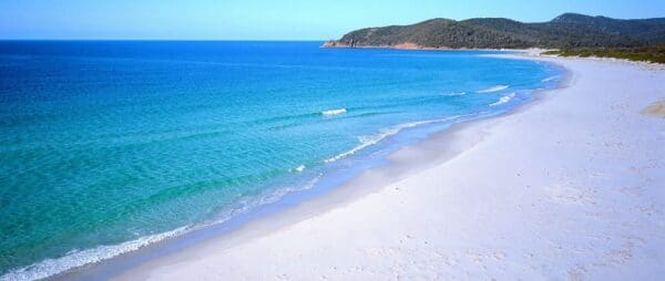 Hikes in Tasmania Friendly beaches trail hiking australia 600x254
