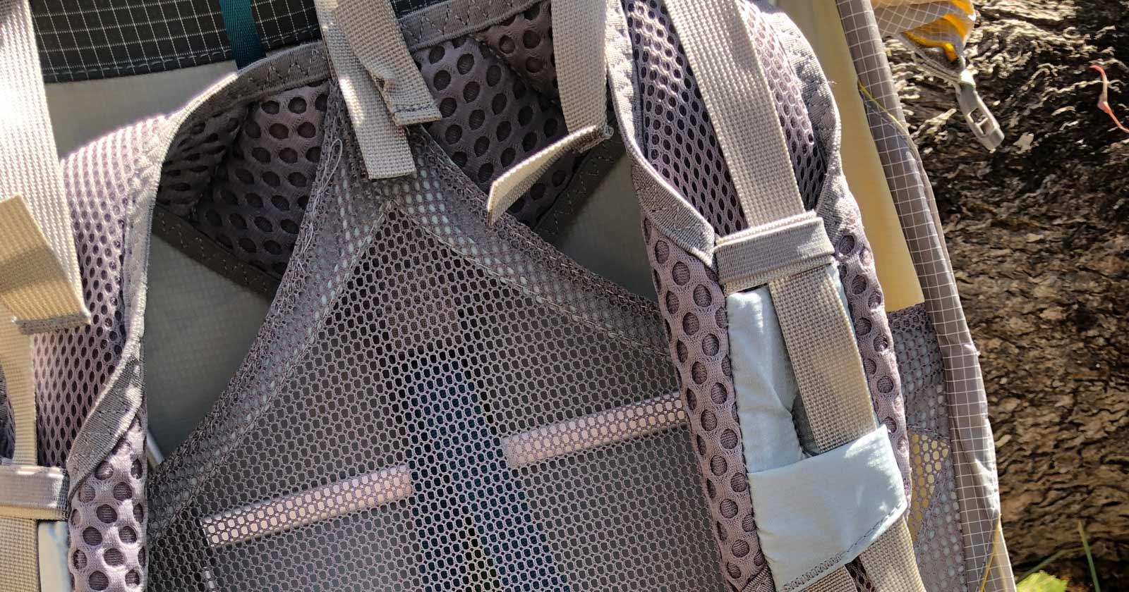 Aarn Featherlite Freedom PRO Pack Review Shock-absorbing 3d mesh suspended back panel