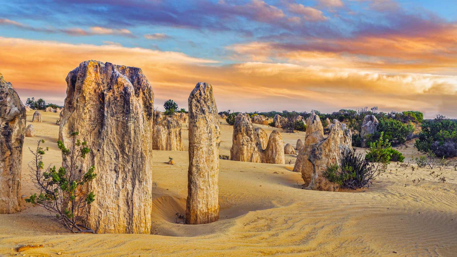 Hike Western Australia: A Land of Breathtaking Contrasts The pinnacles, nambung national park