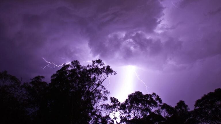 Extreme weather survival for australian hikers