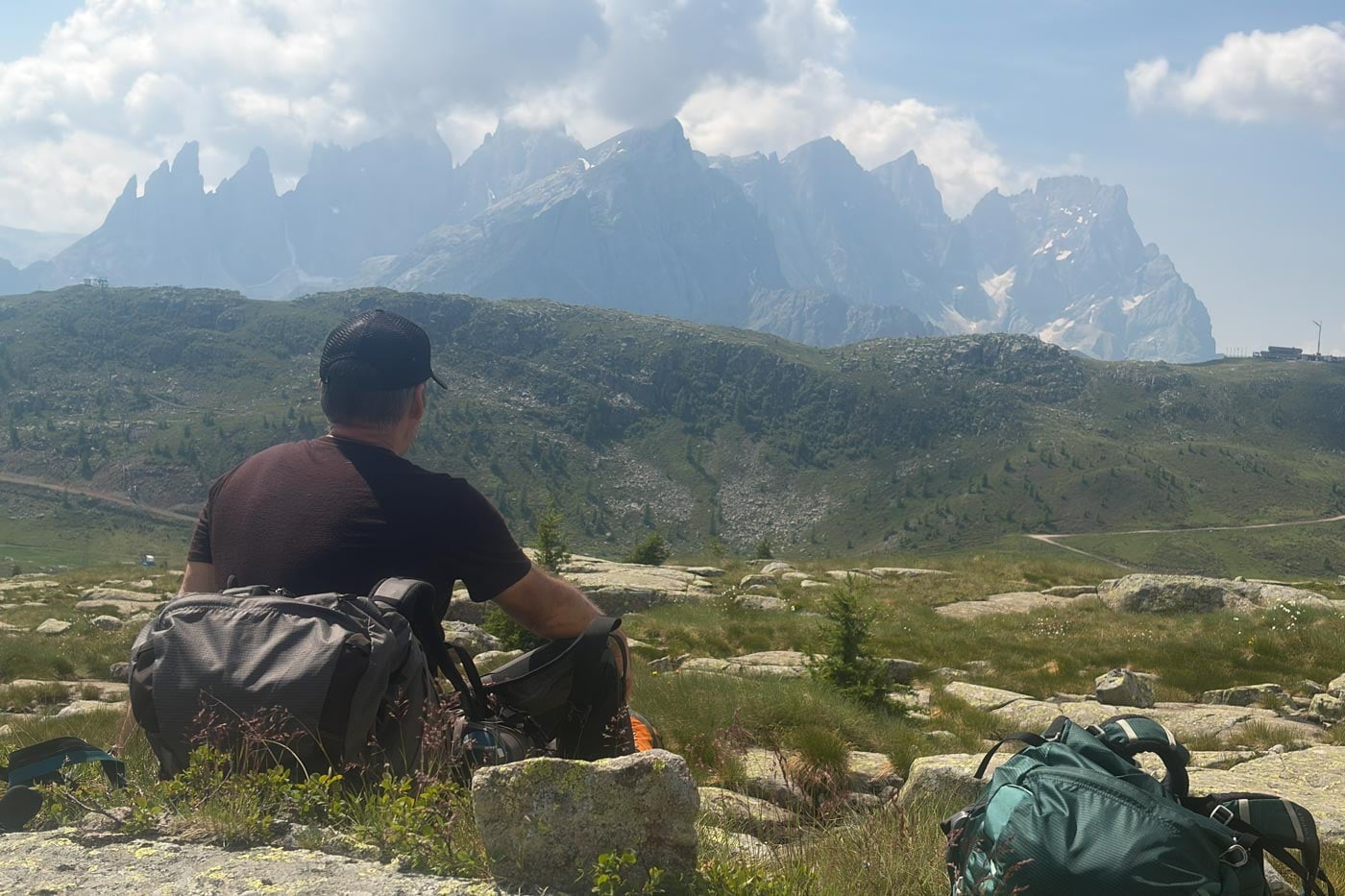 Hiker wearing a snowgum merino 180 merano tee during a break on the alta via 2 trek in the dolomites